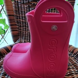 Crocs rain boots for girls, Pink color, size C11.